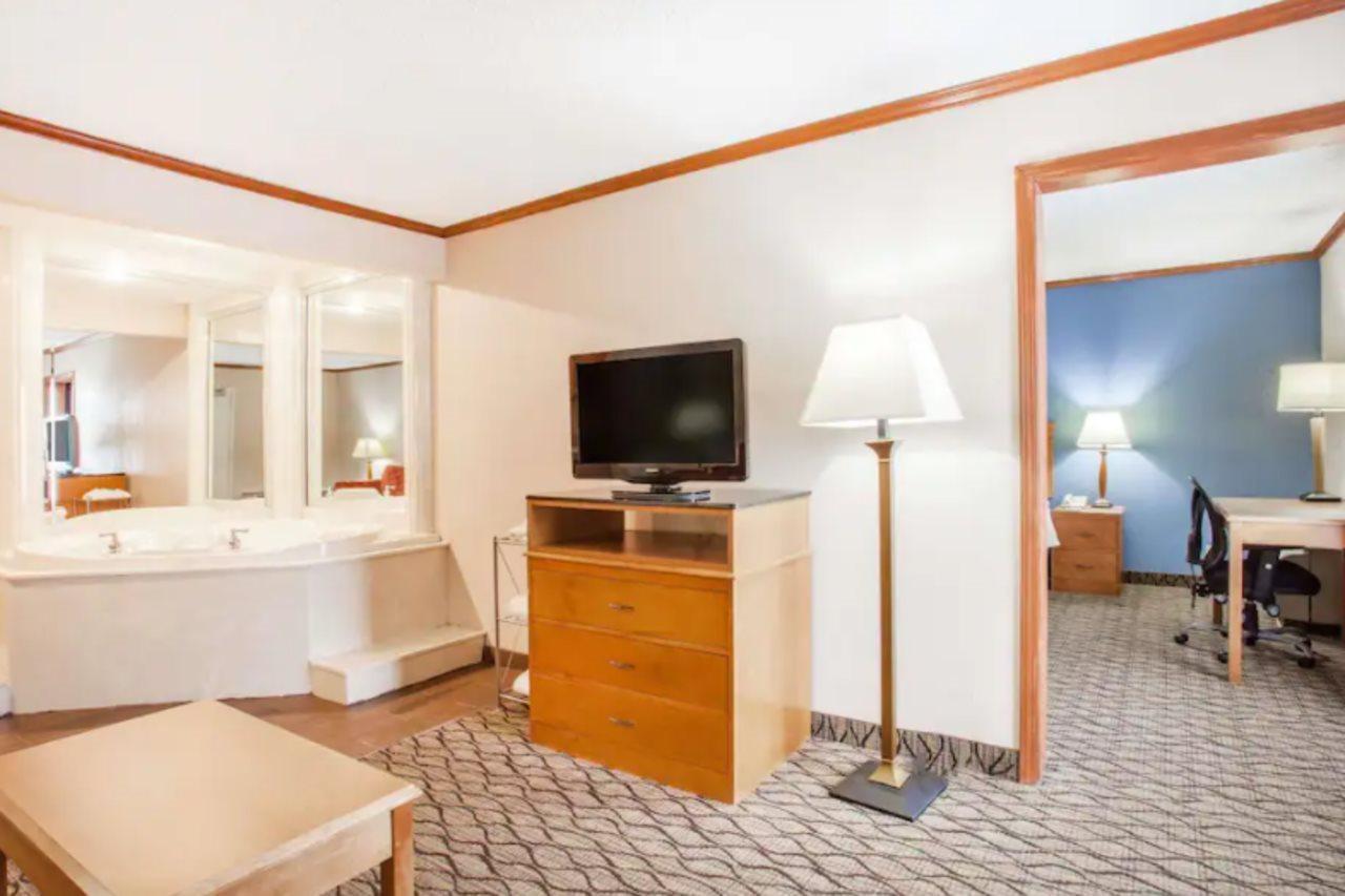 Hotel Baymont By Wyndham Madison Heights Detroit Area Esterno foto