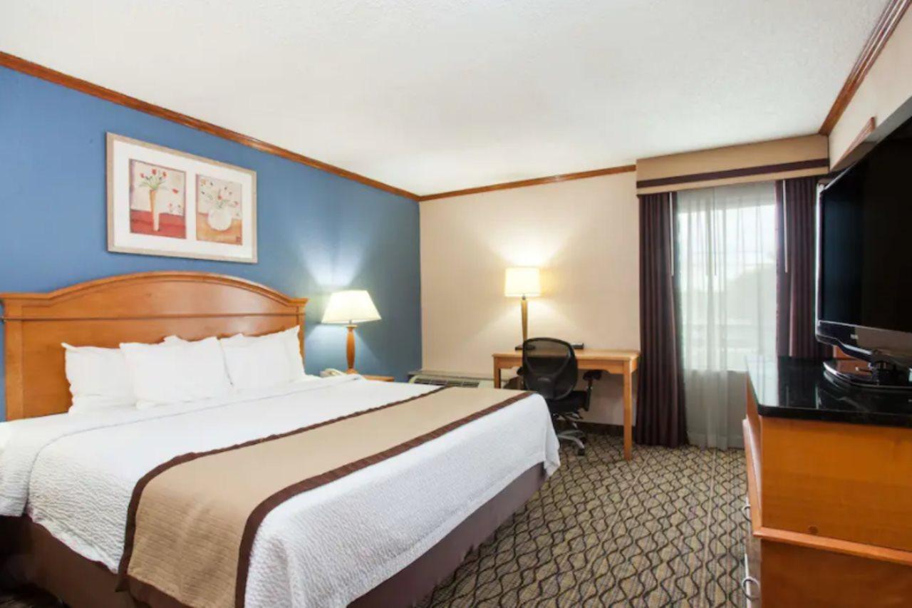 Hotel Baymont By Wyndham Madison Heights Detroit Area Esterno foto