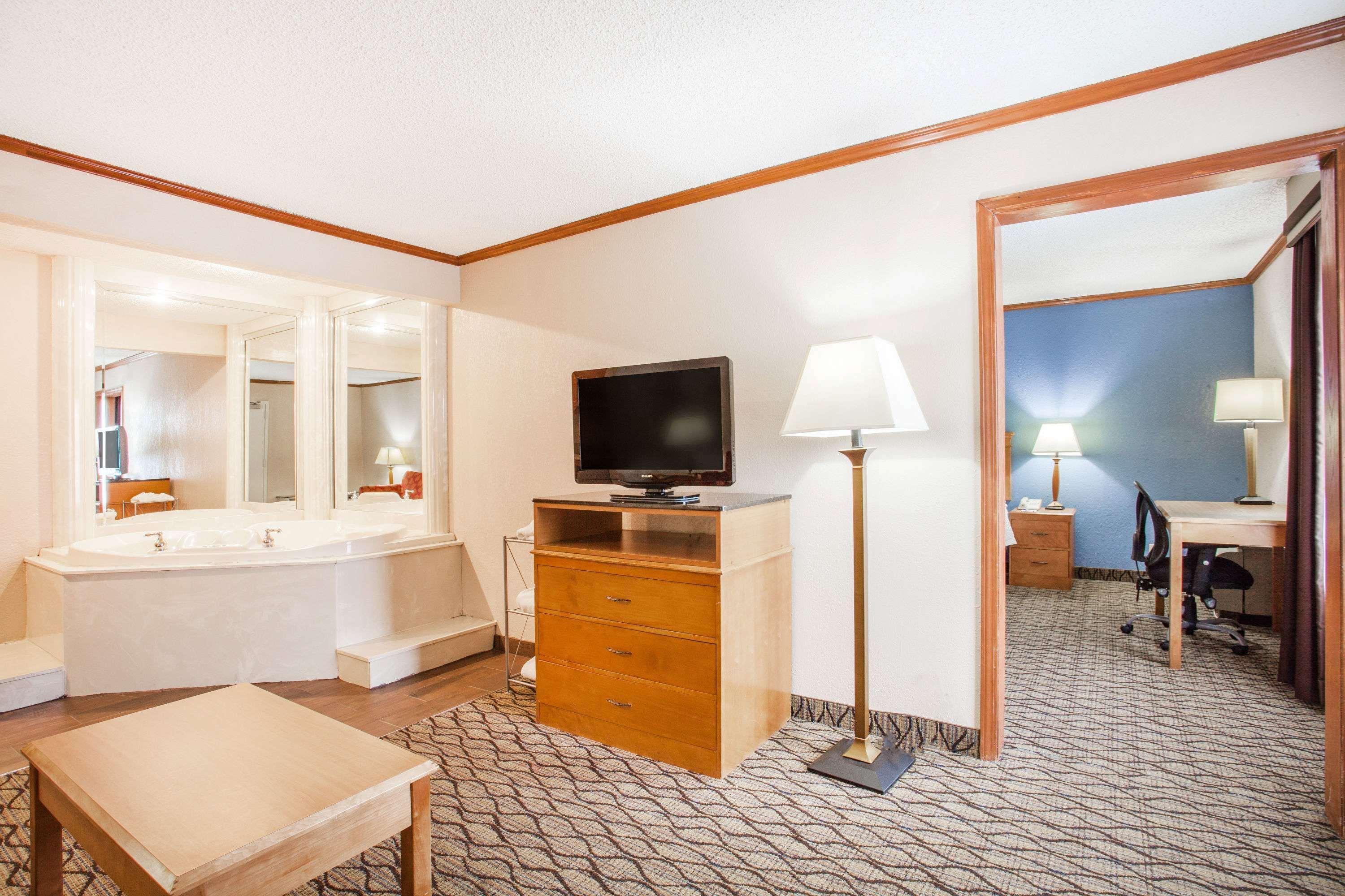 Hotel Baymont By Wyndham Madison Heights Detroit Area Esterno foto