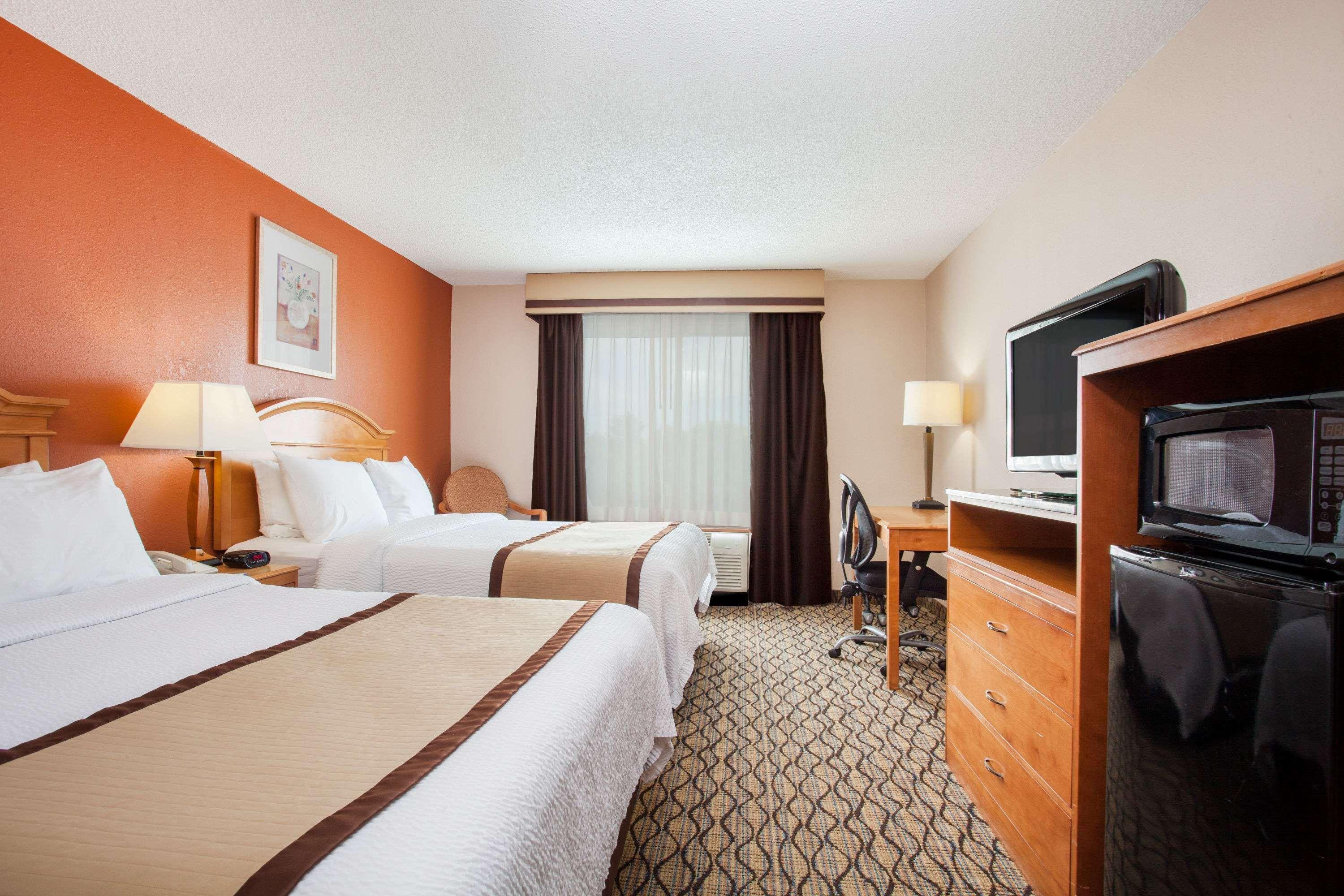 Hotel Baymont By Wyndham Madison Heights Detroit Area Esterno foto