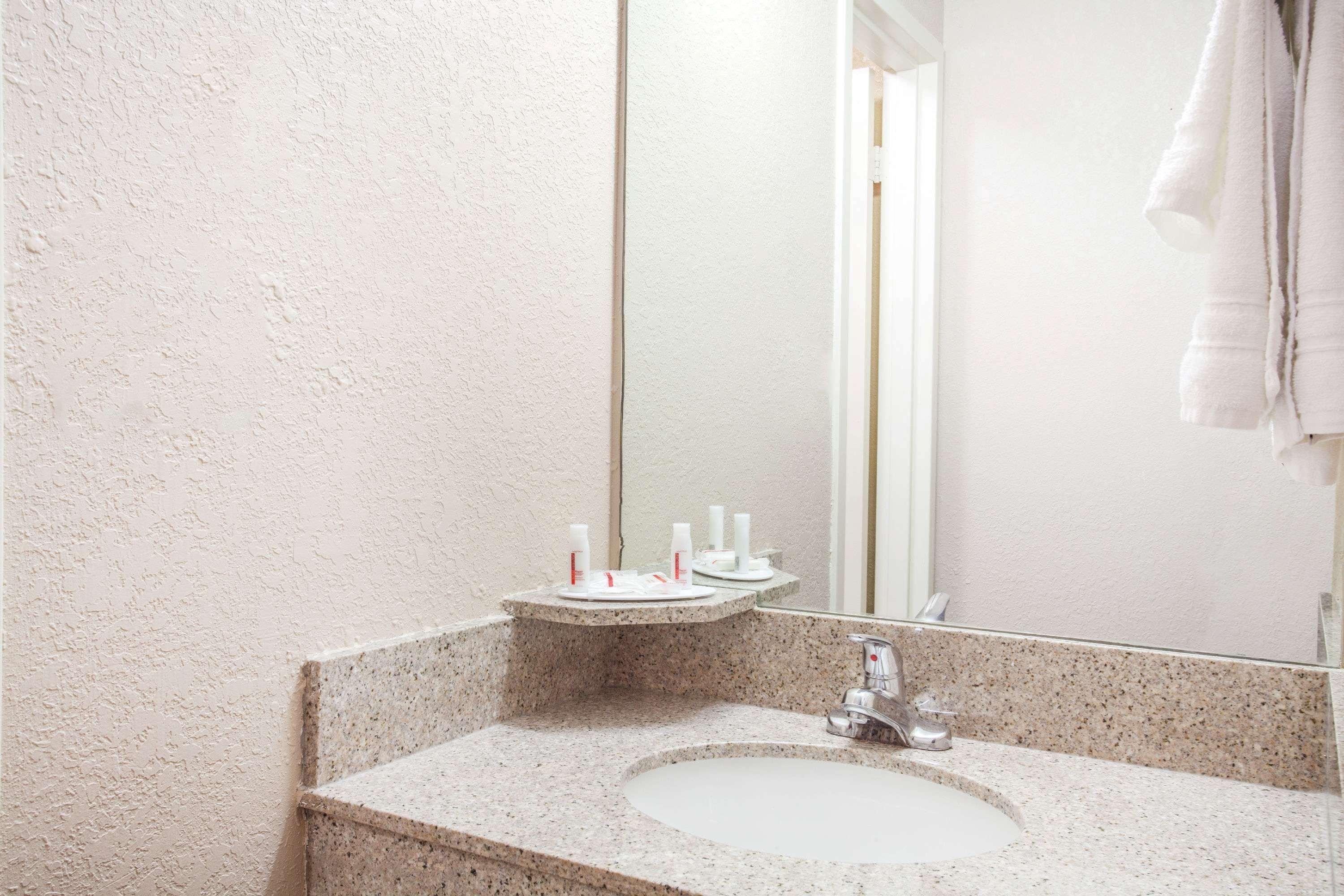 Hotel Baymont By Wyndham Madison Heights Detroit Area Esterno foto