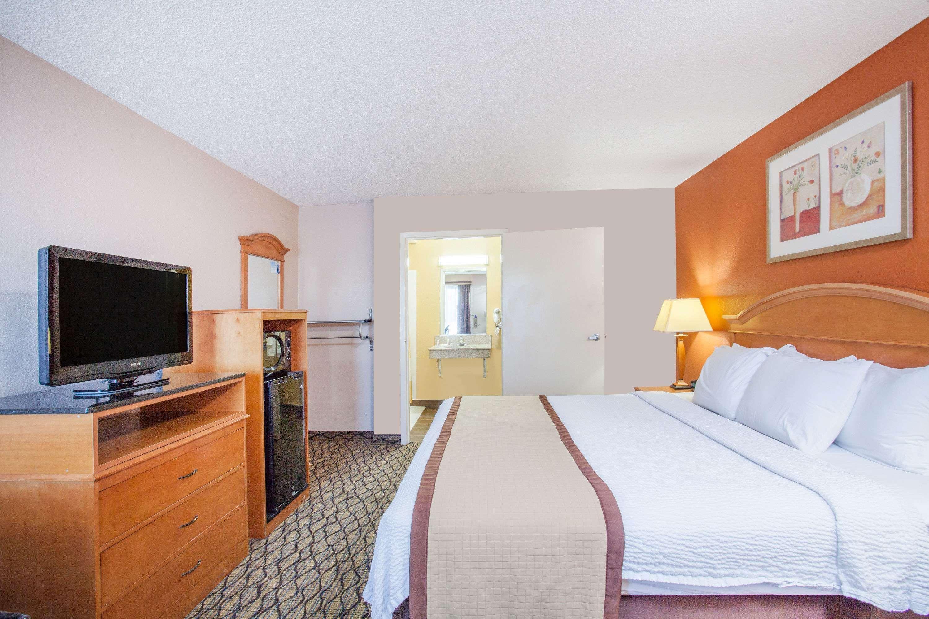 Hotel Baymont By Wyndham Madison Heights Detroit Area Esterno foto